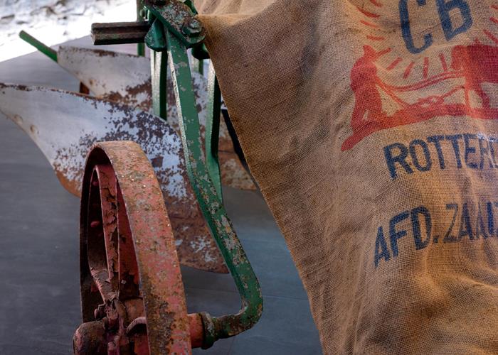 (c) Sven GIRRENS - "Klompen in de koestal"