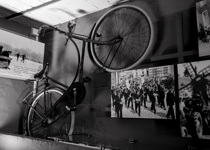 (c) Kelly KOLLMESCH - "Klompen in de koestal"